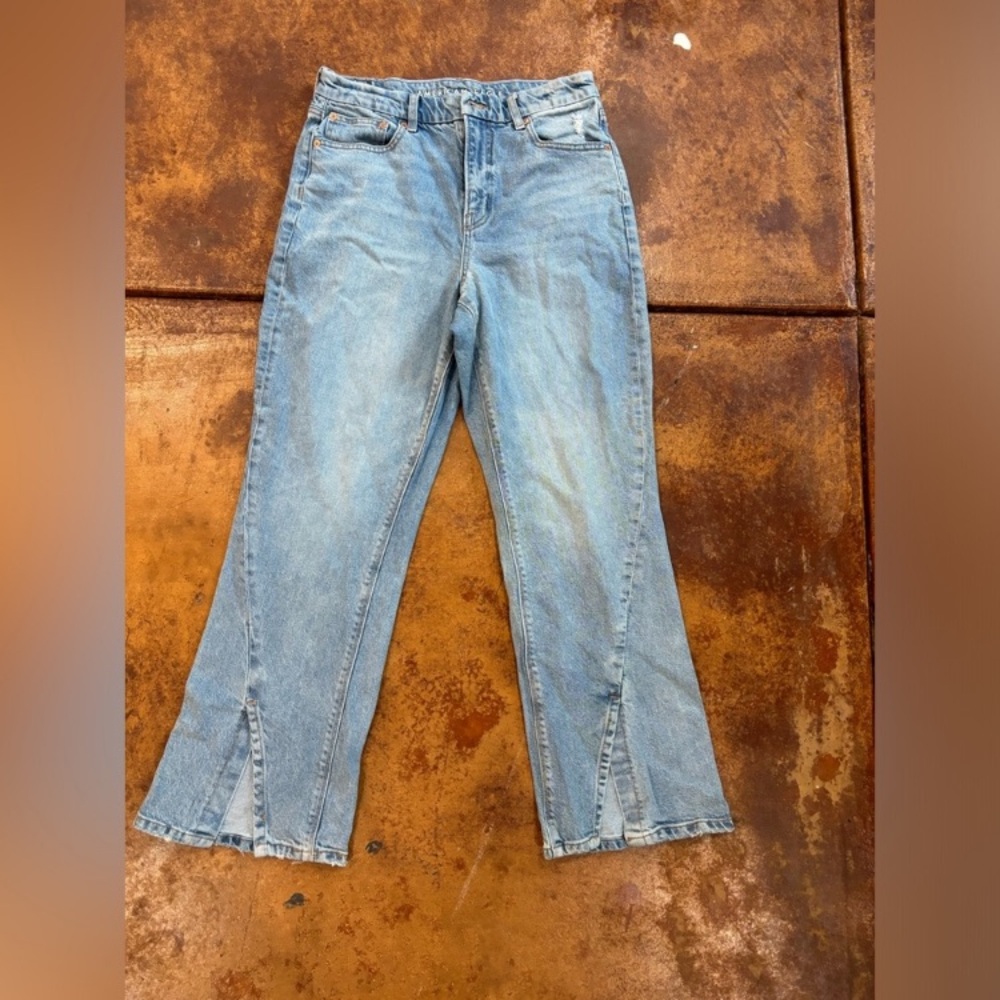 Women’s American Eagle boot cut, lightwash, cut front jeans size 10 great shape!